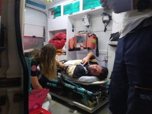 Taksici Hasımlarından Kaçarken Motosiklete Çarptı, Arabadan İndiği Sırada Bacağından Vuruldu