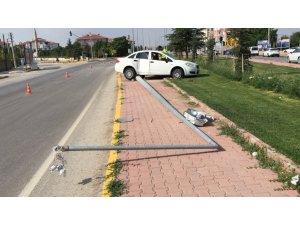 Otomobil Aydınlatma Direğine Çarptı: 2 Yaralı