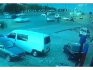 İ̇ki Motosikletlinin Otomobile Çarpması Kamerada