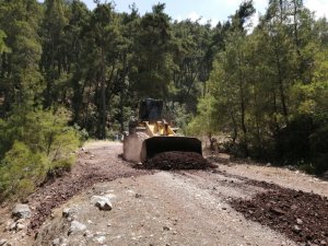 Kemer’de yayla yollarına bakım çalışması