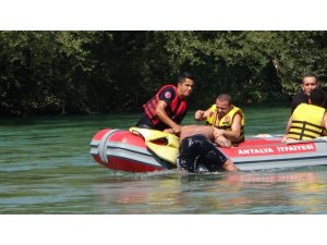 Su seviyesi yükseldi 3 genç ırmakta mahsur kaldı