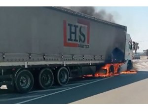 Antalya’da seyir halindeki tırın lastikleri alev aldı