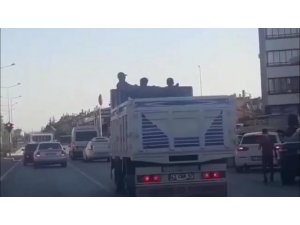 Kamyonet Üzerinde Tehlikeli Yolculuk