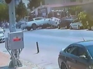 Otoparkta kontrolden çıkan aracın kazası kamerada