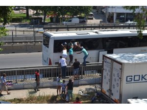 Kaza yapan otobüsün kapıları açılmayınca, turistler camları kırıp otobüsten atladı
