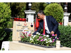 Başkan Uysal, şehit kabirlerini ziyaret edip çiçek bıraktı
