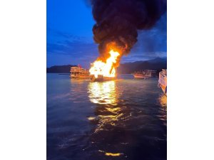 Antalya’da 17 metrelik tur teknesi alev alev yandı