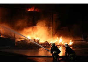Antalya’da plastik fabrikasında yangın devam ediyor
