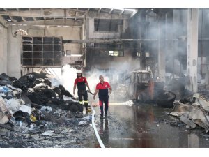 Antalya’da alev alev yanan plastik fabrikasından geriye küle dönmüş yığınlar kaldı
