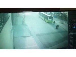 Yolun Karşısına Geçerken Otobüs Çarpan Çocuk Hayatını Kaybetti