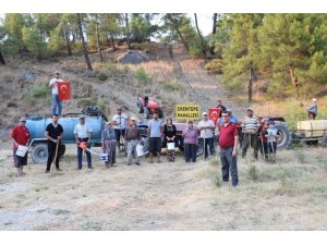 Kimliğini göstermeyenlerin mahalleye girmesine izin vermiyorlar