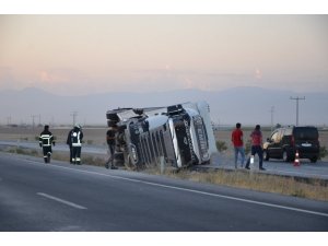 İ̇plik Yüklü Tır Devrildi, Sürücüsü Yara Almadan Kurtuldu