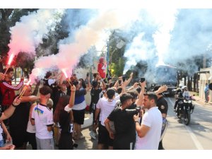 Beşiktaş’a Adana’da Yoğun Güvenlikli, Coşkulu Karşılama