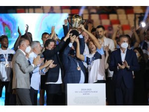 Adana Demirspor’un Kupa Töreni Gerçekleştirdi