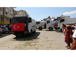 Manavgat yangınında görev yapan TOMA’lar çiçekler ve alkışlarla uğurlandı