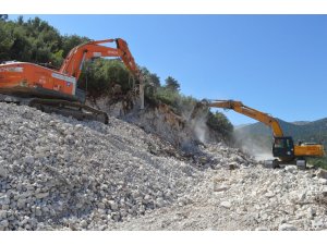 Büyükşehirden Korkuteli’nde yol genişletme ve asfalt çalışması