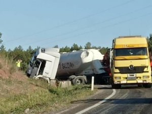 Nallıhan’da Tır Devrildi, Sürücü Kazayı Yara Almadan Atlattı