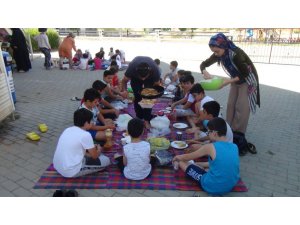 Çocuklar ağızlarında yumurta taşıdı, halat çekme yarışı yaptı