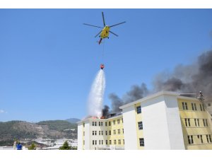 Yurt binasının çatısındaki yangına helikopterli müdahale