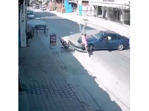 Motosiklet Sürücüsü, Hatalı Dönen Otomobile Çarparak Böyle Savruldu