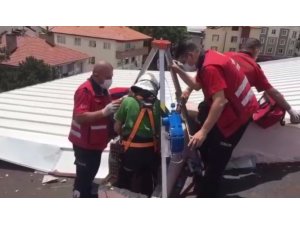 Isparta’da Apartman Boşluğuna Düşen Kedi Halat Sistemiyle Kurtarıldı