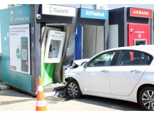 Kontrolden Çıkan Otomobil, Atm’ye Ok Gibi Saplandı