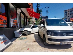 Ölümün Teğet Geçtiği Anlar: Ani Fren Yapınca Dükkana Daldı