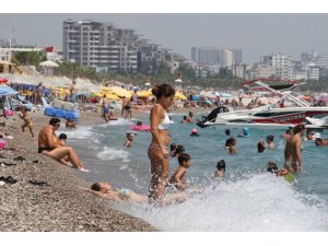 Antalya’da nem yüzde 90’a ulaştı, vatandaşlar denize akın etti