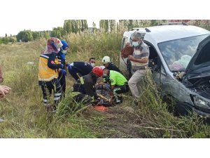 Kontrolden çıkan hafif ticari araç şarampole devrildi: 2 yaralı