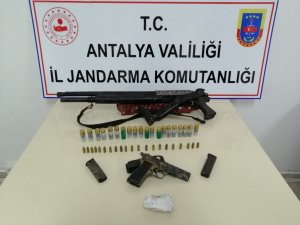 Yol kontrolünde durdurulan kamyonette ruhsatsız av tüfeği ve uyuşturucu ele geçirildi