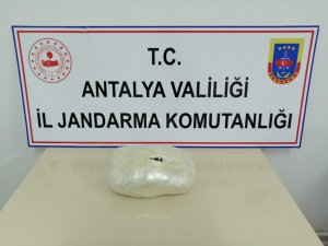 Sırt çantasında 1,5 kilo esrar taşıyan iki yolcu yakalandı