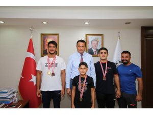 Başkan Ulutaş dereceye giren genç güreşçileri ödüllendirdi