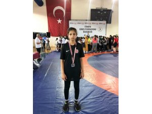 Kepez Belediyesi Güreş takımı sporcusu Elif, milli takım kampına davet edildi