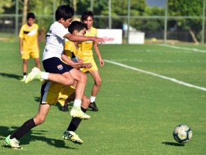 U14 Futbol Turnuvası’nda Zafer Kupası Özer Spor’un