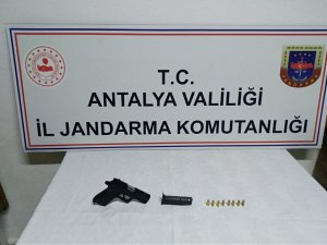 Jandarma tarafından durdurulan araçta ruhsatsız silah bulundu