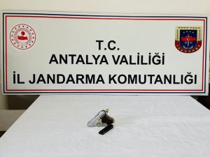 Yol kontrolünde durdurulan otobüsteki yolcudan ruhsatsız tabanca çıktı