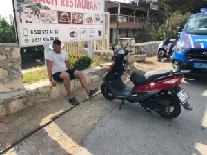 Rus turist, kiraladığı motosiklet ile patenli gence çarptı