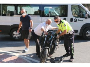 Motosiklet ile halk otobüsü çarpıştı: 1 yaralı