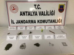 Kontrol noktasında durdurulan araçtan çok sayıda uyuşturucu madde çıktı