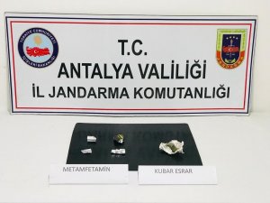 Zehir taciri, satışa hazır uyuşturucu maddeler ile ilkokul yanında yakalandı