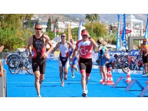 Triatlon Yarışında 30. yıla özel nostalji yarışı yapıldı