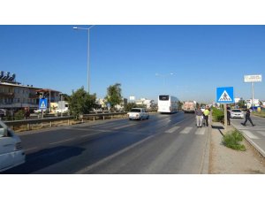 Minibüsten indi otomobilin altında kaldı