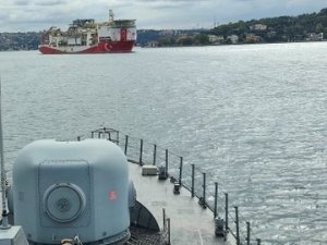 MSB:"Deniz Kuvvetlerimize ait TCG TUZLA karakol botu, sondaj çalışmaları yapmak üzere Karadeniz’e açılan YAVUZ sondaj gemisine İstanbul Boğazı’ndan geçişi sırasında refakat etti. YAVUZ sondaj gemimizin pruvası neta, düm