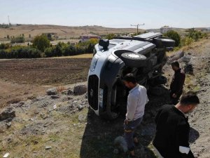 Yoldan çıkan kamyonet devrildi