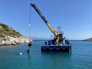 Fırtınanın deniz dibinde oluşturduğu duba enkazı, 15 günlük çalışmayla çıkartılabildi