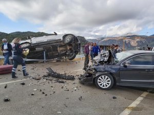 Karşı şeride geçen ticari araç, otomobile çarpıp bariyerlerde asılı kaldı: 3 yaralı