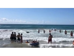 Denizde boğulma tehlikesi atlatan adamın yardımına büfe çalışanı ve iki sörfçü yetişti