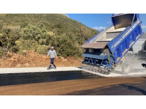 Kaş Yeniköy grup yolunda asfalt çalışması