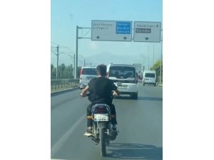 Ehliyetsiz motosiklet sürücüsünün maskeyi taktığı yeri görenler şaşkınlık yaşadı