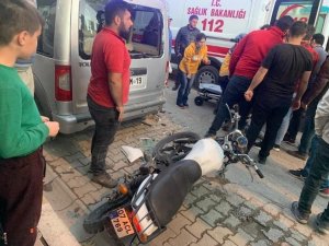 Motosiklet sürücüsü ticari araca duvara çarpar gibi çarptı, araç sahibinin tavırları vatandaşları kızdırdı